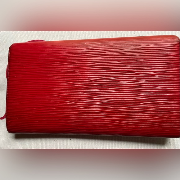 Authentic Louis Vuitton Vintage long red epi wallet. In great used condition. - Picture 4 of 10